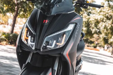 Es una scooter con diseño agresivo y look moderno, ideal para la ciudad.