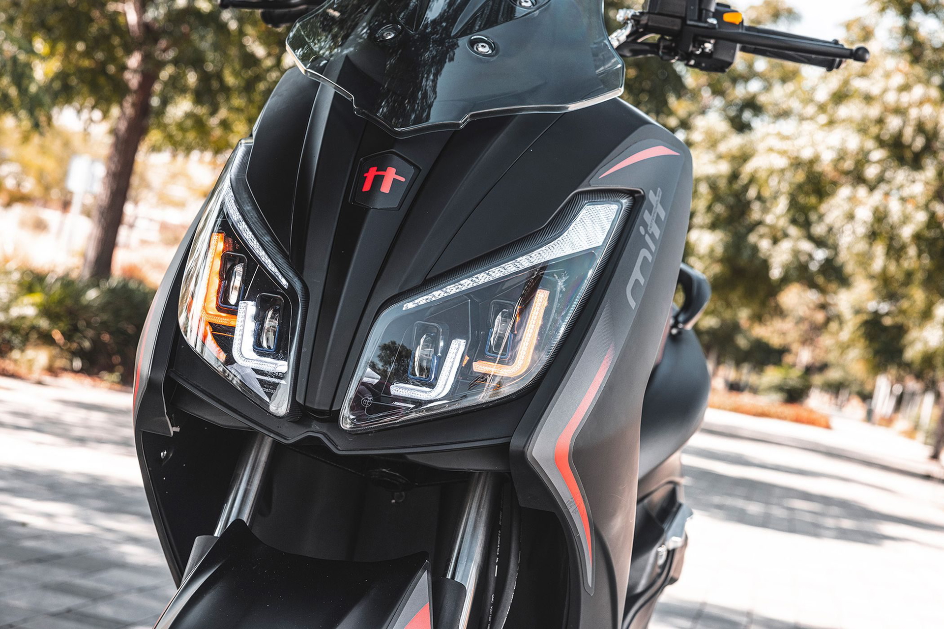 Es una scooter con diseño agresivo y look moderno, ideal para la ciudad.