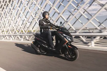 Scooter ligero con diseño atractivo ideal para la ciudad.