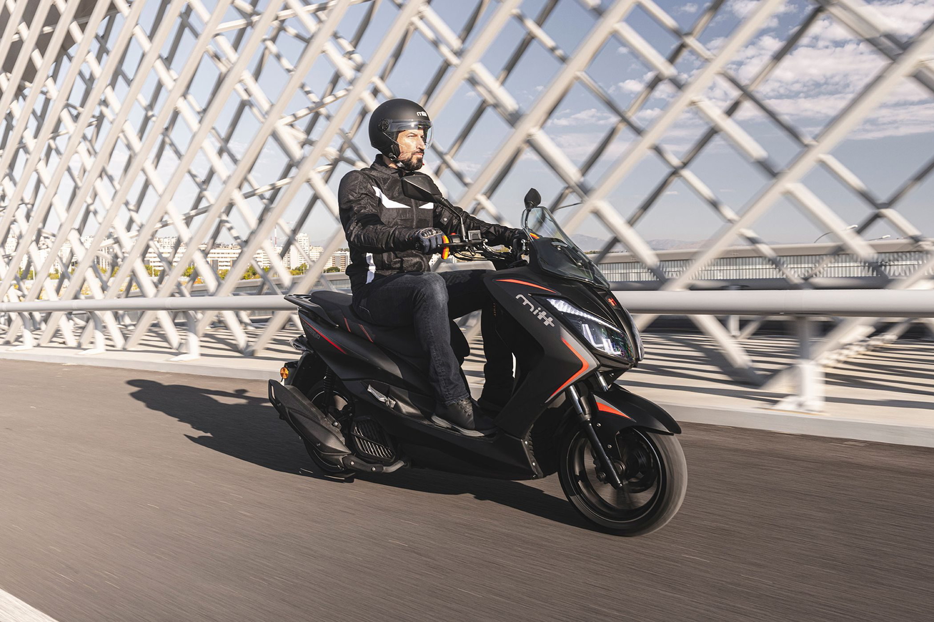 Scooter ligero con diseño atractivo ideal para la ciudad.