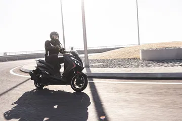 Es como una Honda PCX pero por 1.100 € menos es la opción con refrigeración líquida más interesante para ciudad.