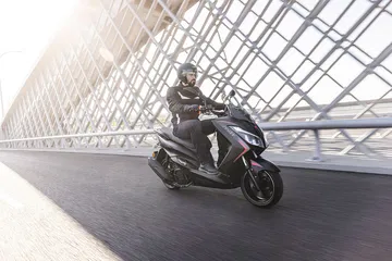 Es como una Honda PCX pero por 1.100 € menos es la opción con refrigeración líquida más interesante para ciudad.