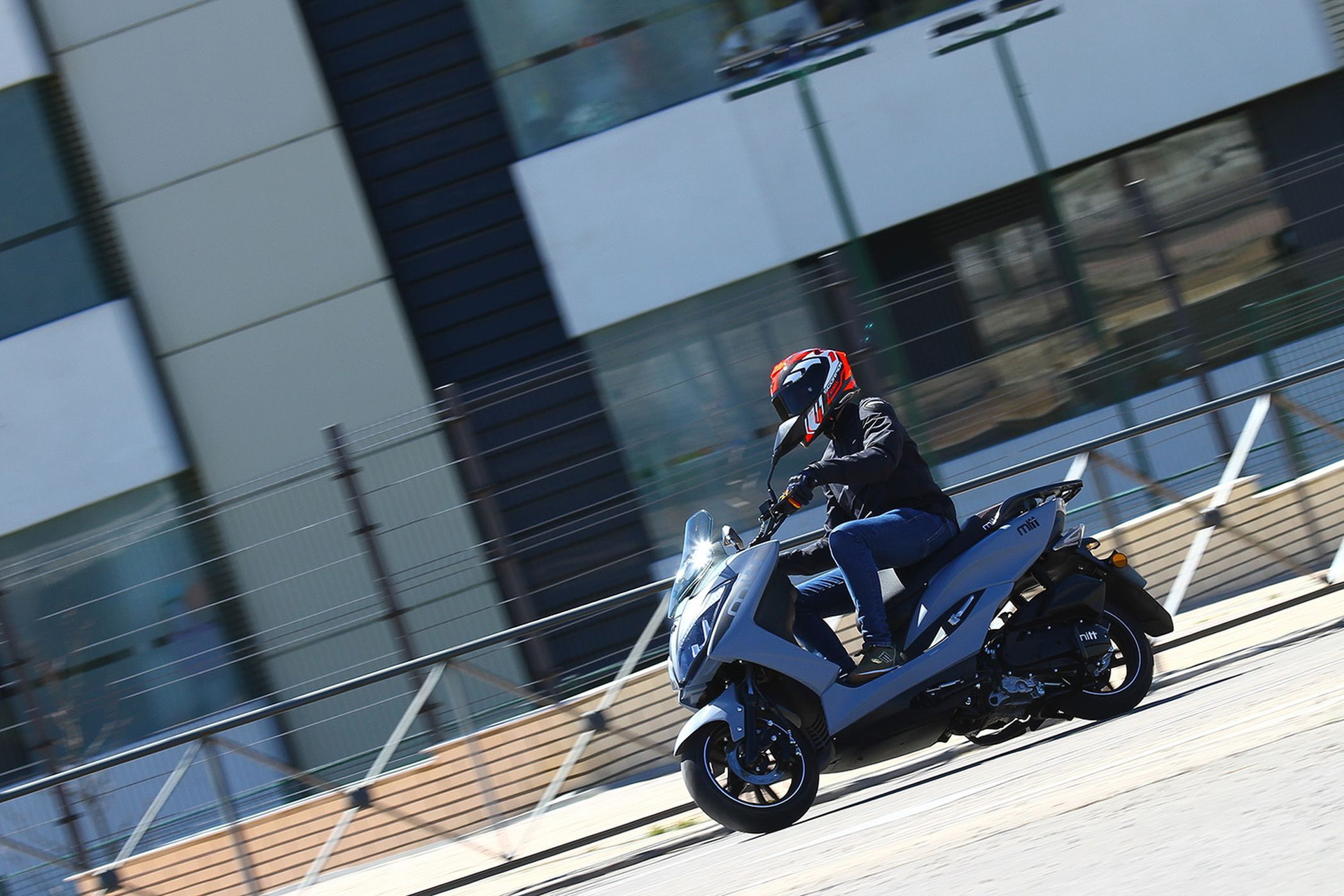 Es una opción económica de scooter con refrigeración líquida ideal para la ciudad.