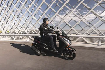 Es como una Honda PCX pero más económica, ideal para la ciudad.
