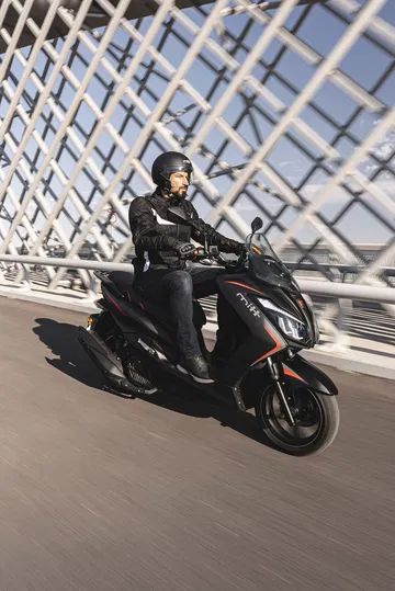 Scooter ligero y ágil ideal para la ciudad, asequible y con refrigeración líquida.