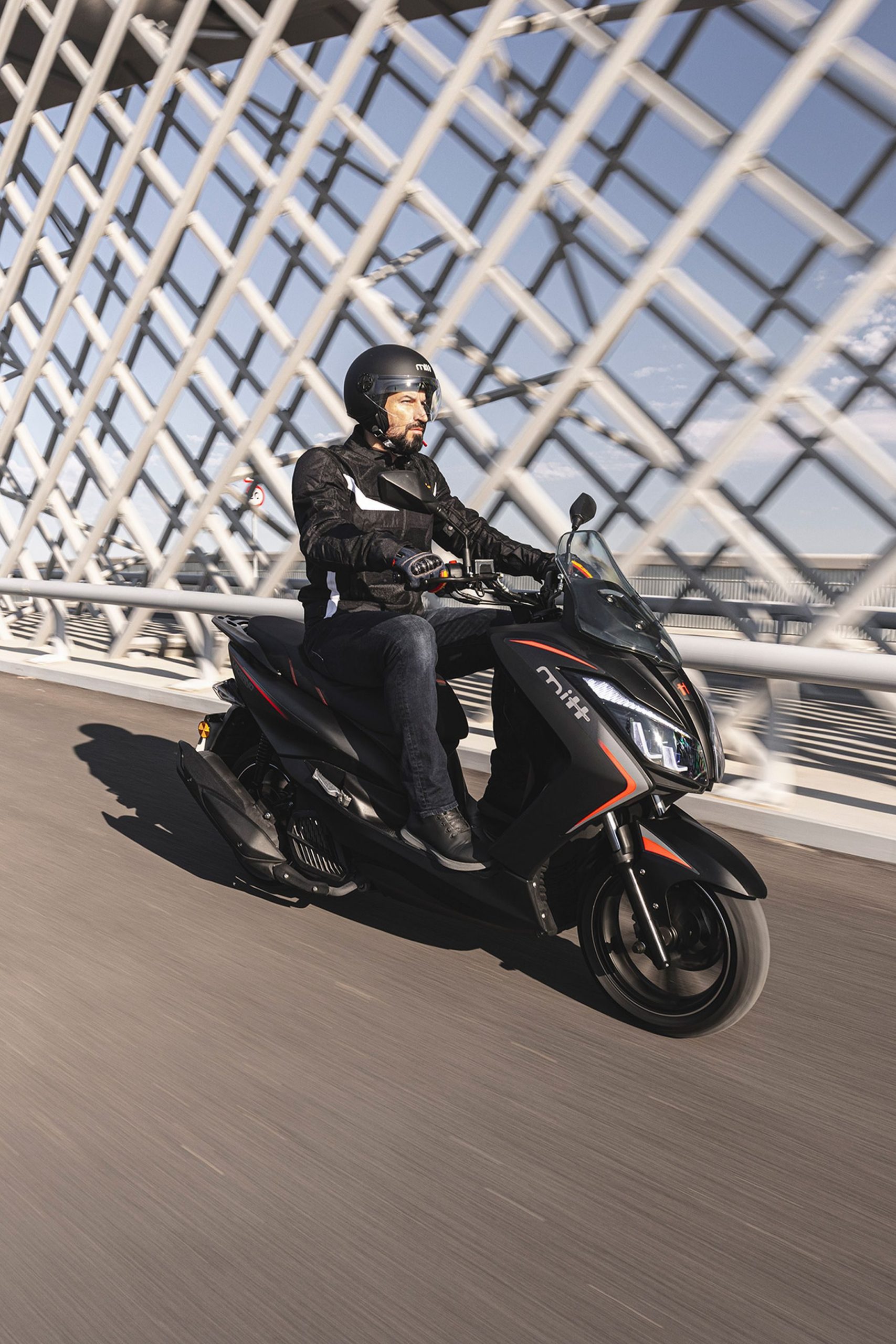 Scooter ligero y ágil ideal para la ciudad, asequible y con refrigeración líquida.