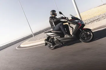 Scooter con diseño ágil y motor de refrigeración líquida, ideal para la ciudad.