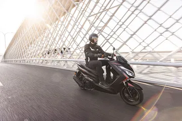 Es como una Honda PCX pero por 1.100 € menos, con refrigeración líquida ideal para ciudad.