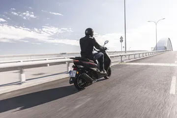 Es como una Honda PCX pero por 1.100 € menos es la opción con refrigeración líquida más interesante para ciudad.