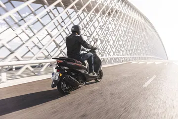 Es como una Honda PCX pero por 1.100 € menos, ideal para la ciudad.