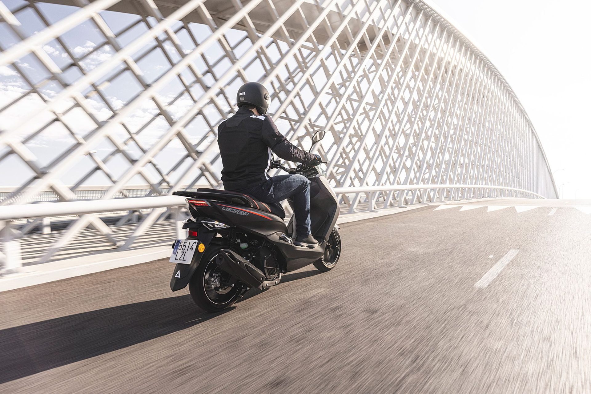 Es como una Honda PCX pero por 1.100 € menos, ideal para la ciudad.