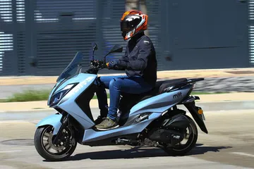 Es una opción con refrigeración líquida ideal para ciudad, similar a la Honda PCX.