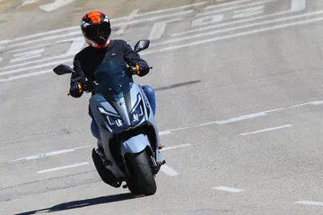 Es un scooter ágil, ideal para el tráfico urbano, con un diseño moderno y práctico.