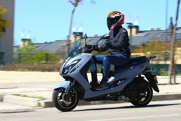 Es como una Honda PCX pero por 1.100 € menos, es la opción con refrigeración líquida más interesante para ciudad.