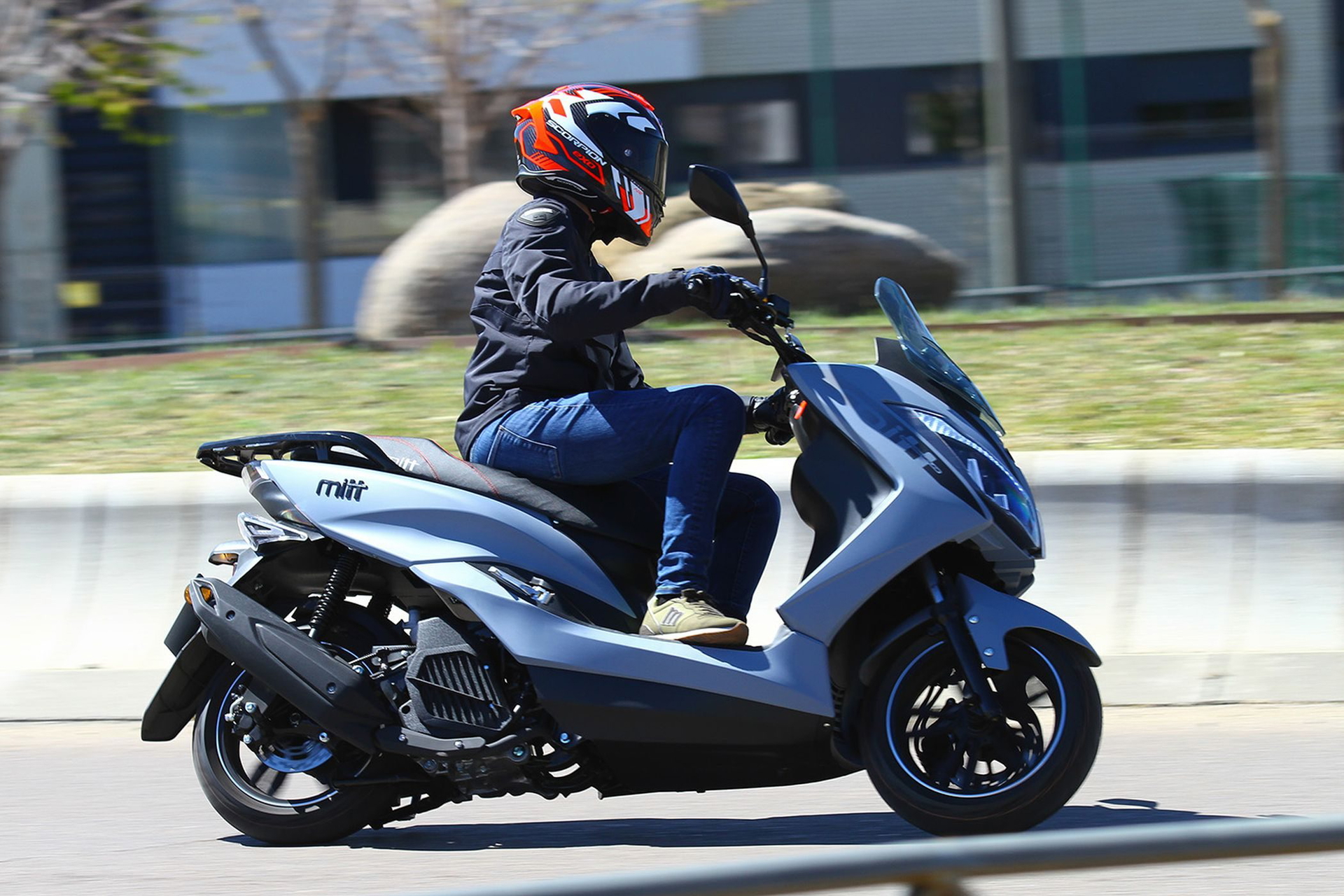 Es una scooter ágil y económica ideal para la ciudad.