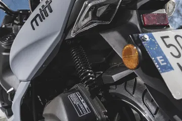 Detalles del sistema de suspensión y escape de la moto Legrand 125cc.