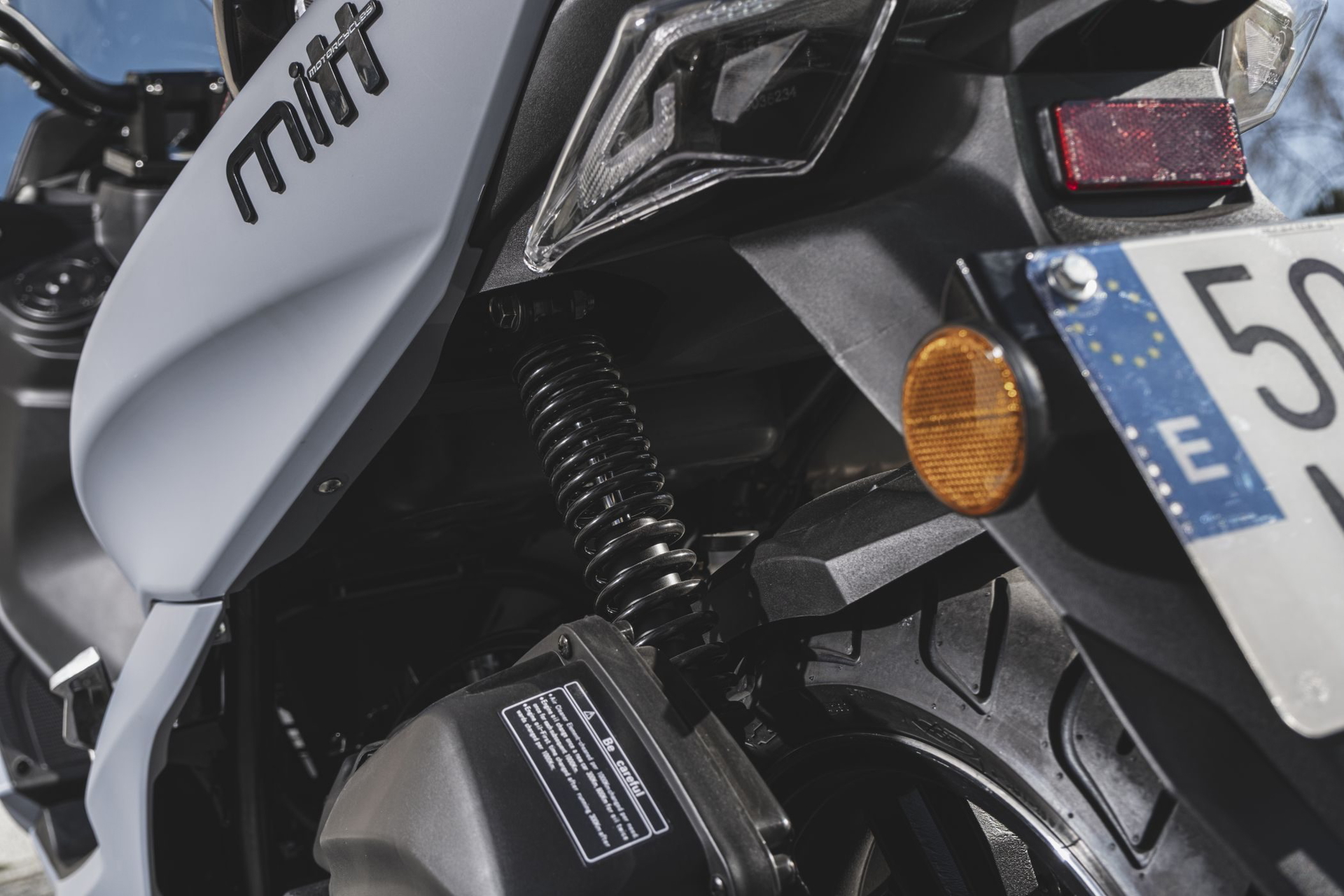 Detalles del sistema de suspensión y escape de la moto Legrand 125cc.
