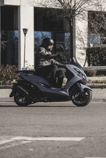 Scooter ideal para ciudad, con refrigeración líquida y diseño atractivo.