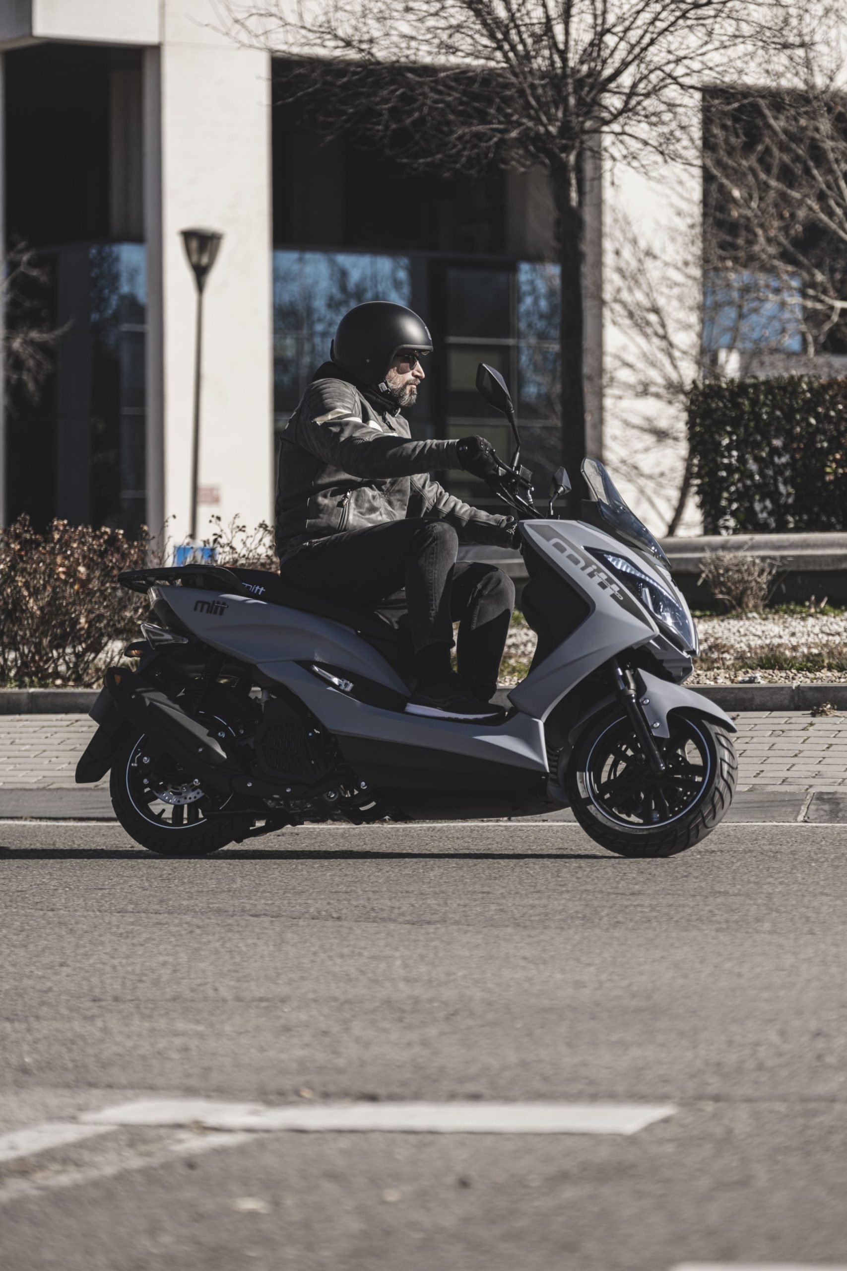 Scooter ideal para ciudad, con refrigeración líquida y diseño atractivo.