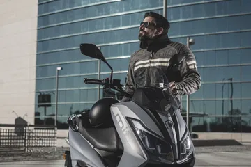 Este scooter combina estilo y eficiencia, perfecto para la ciudad.