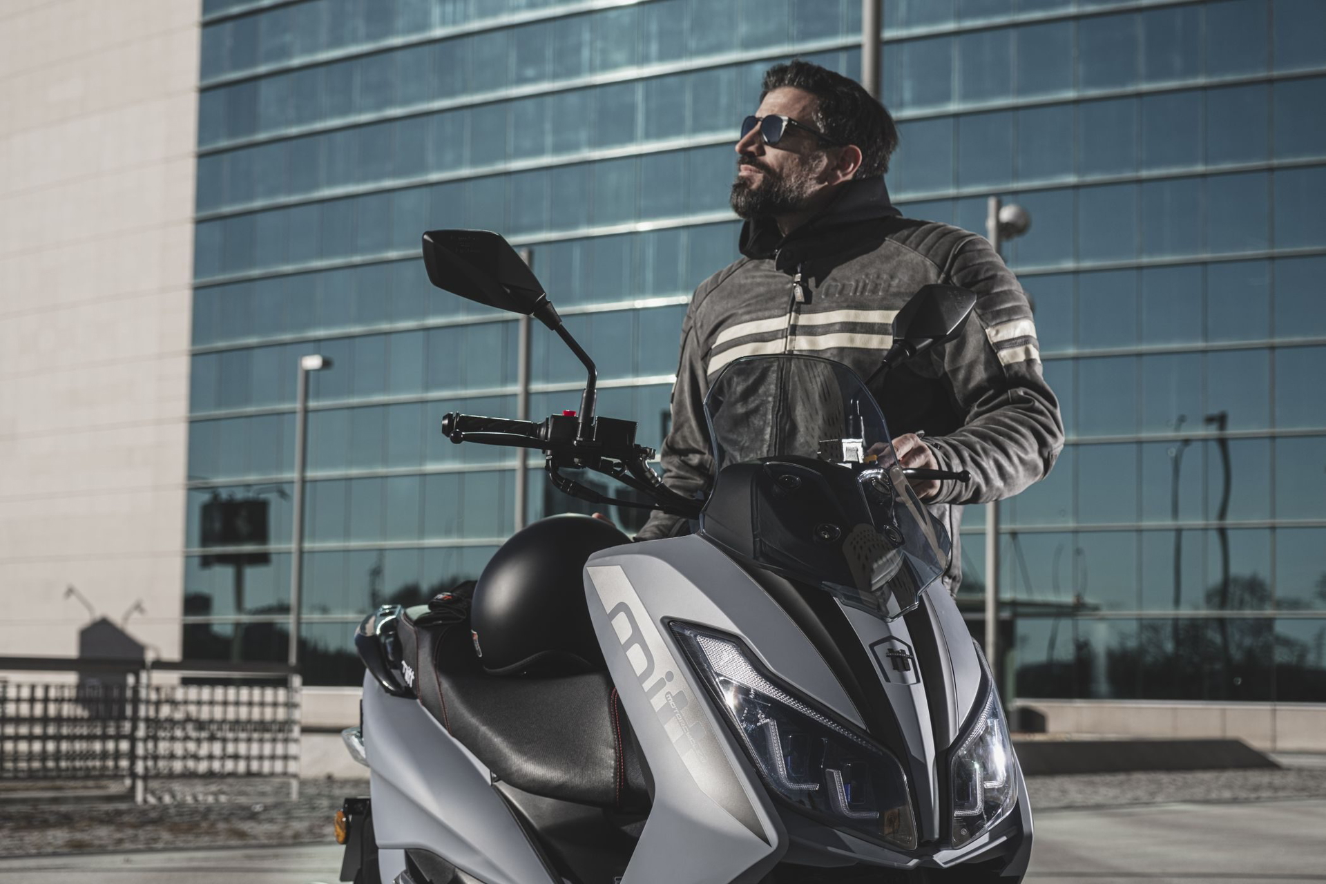 Este scooter combina estilo y eficiencia, perfecto para la ciudad.
