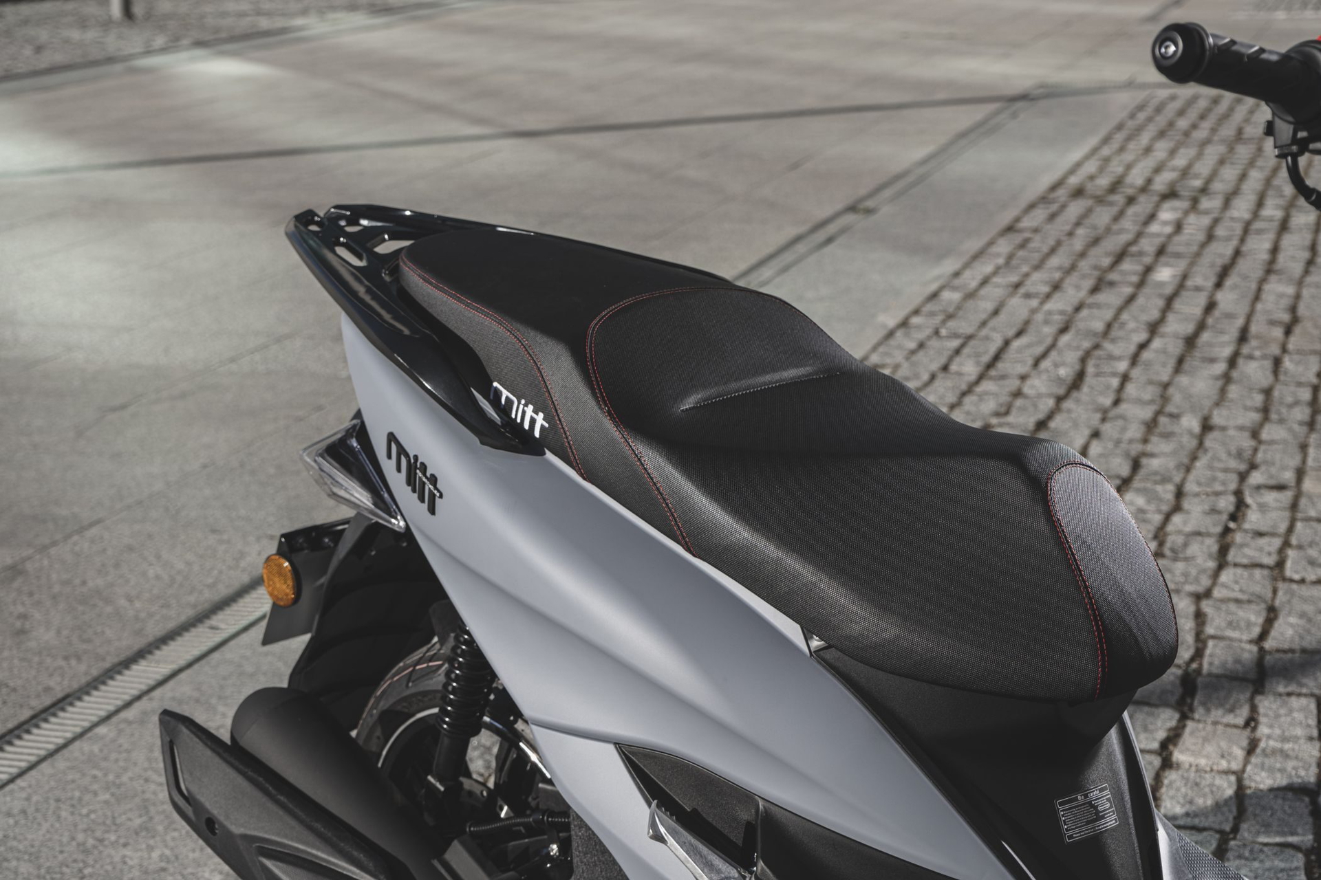El diseño del asiento del Mitt Legrand 125cc es estilizado y cómodo, ideal para la ciudad.