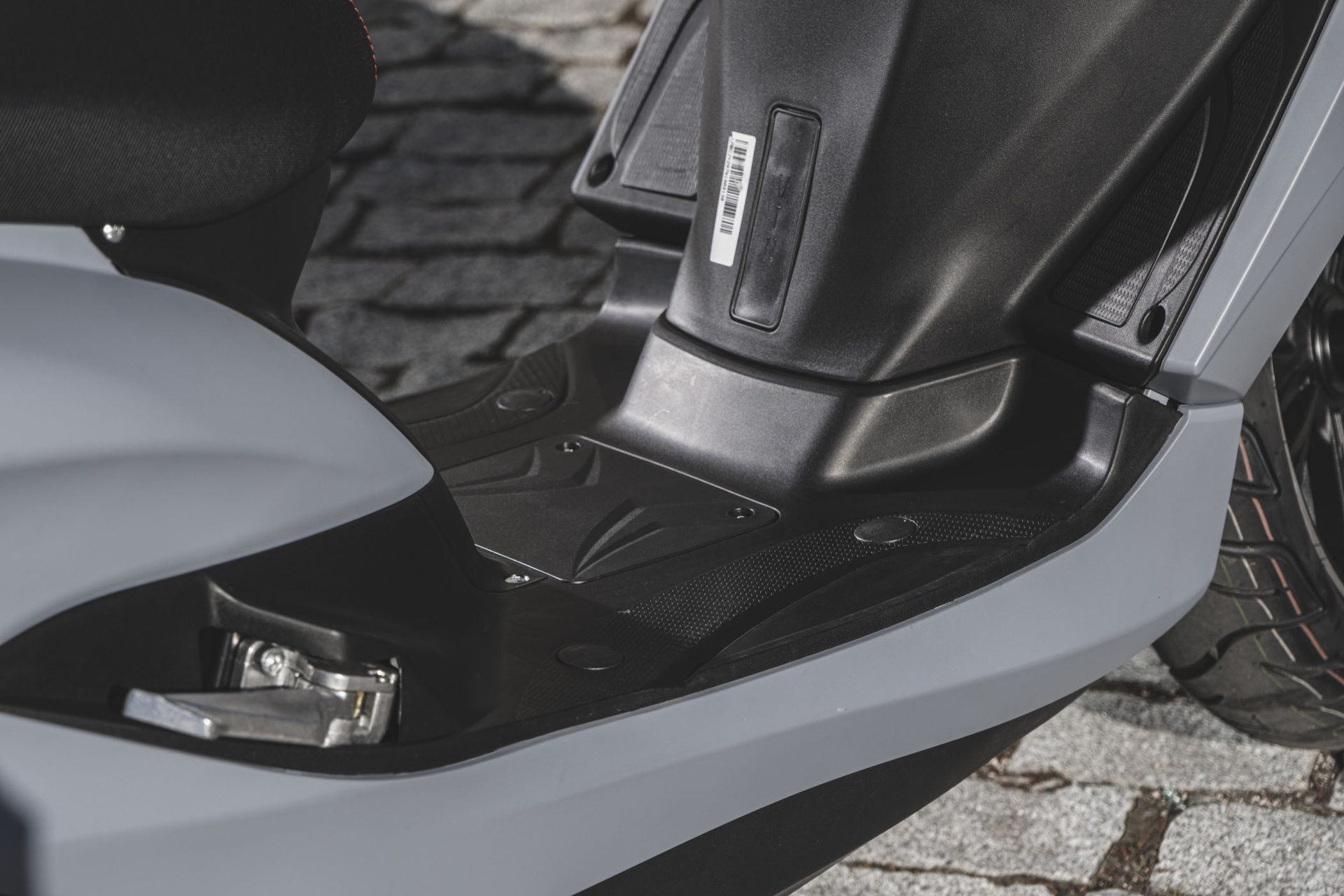 Detalle del espacio de almacenamiento y diseño interior de la scooter.