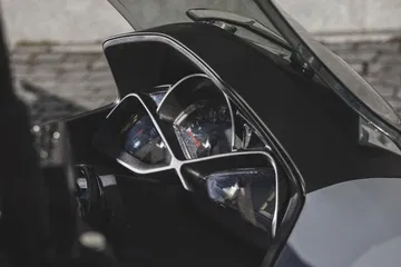 Panel de instrumentos con un diseño moderno y tecnología avanzada. Ideal para la conducción urbana.