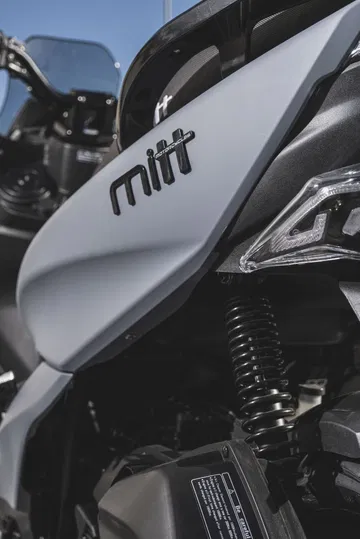 Close-up del motor y chasis, destacando la calidad de acabados y diseño.