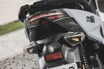 Vista trasera del Mitt Legrand 125cc, destacando su diseño moderno y funcional