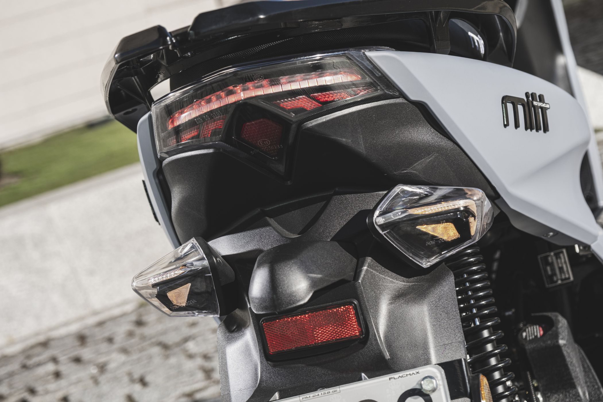 Vista trasera del Mitt Legrand 125cc, destacando su diseño moderno y funcional