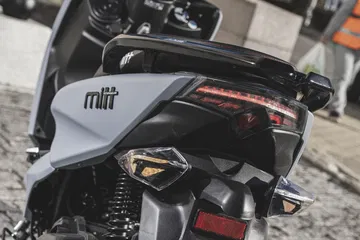 Vista trasera del Mitt Legrand 125cc, ideal para la ciudad y con un diseño moderno.