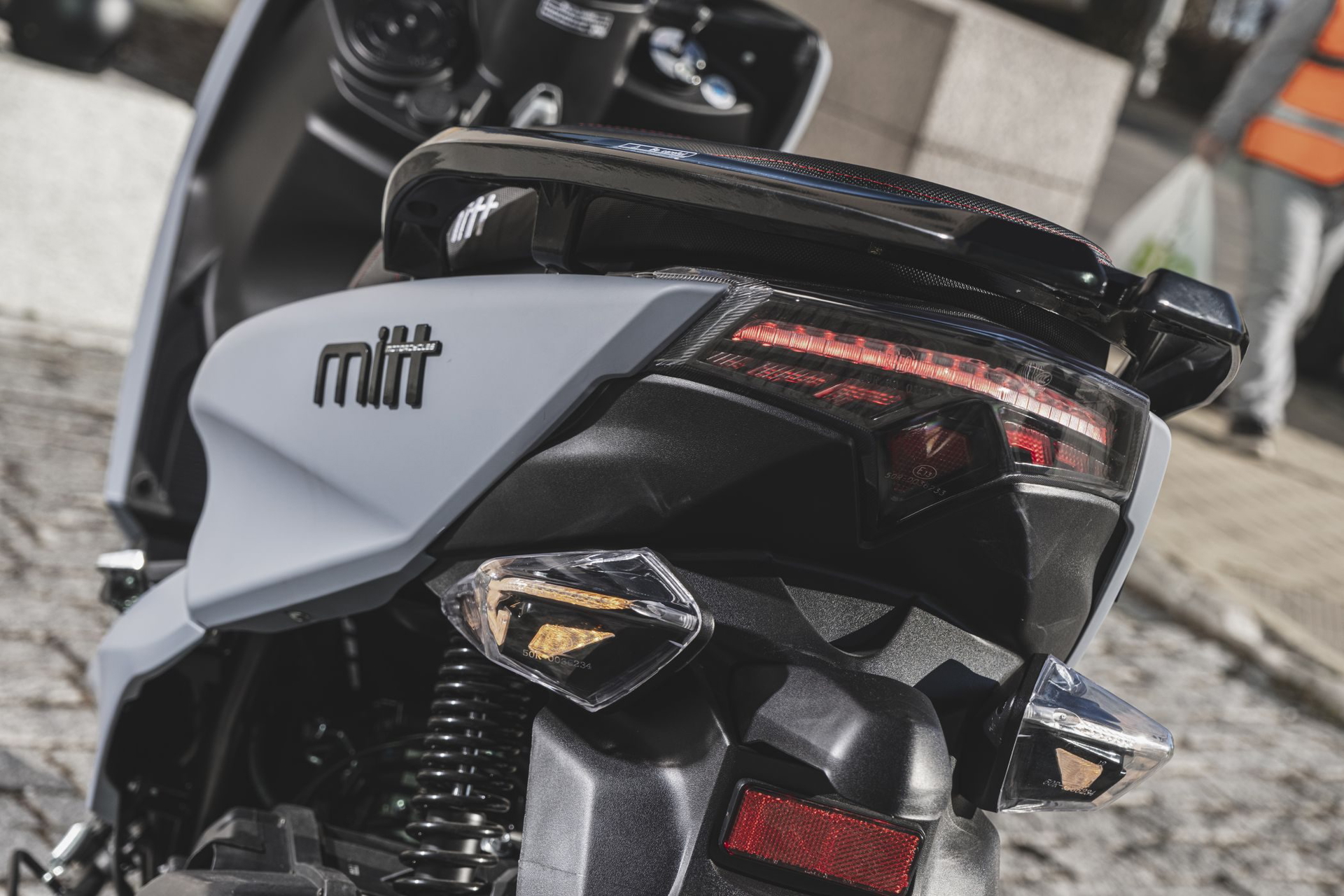 Vista trasera del Mitt Legrand 125cc, ideal para la ciudad y con un diseño moderno.