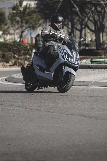Motorización eficiente con diseño urbano versátil, ideal para trayectos cortos.