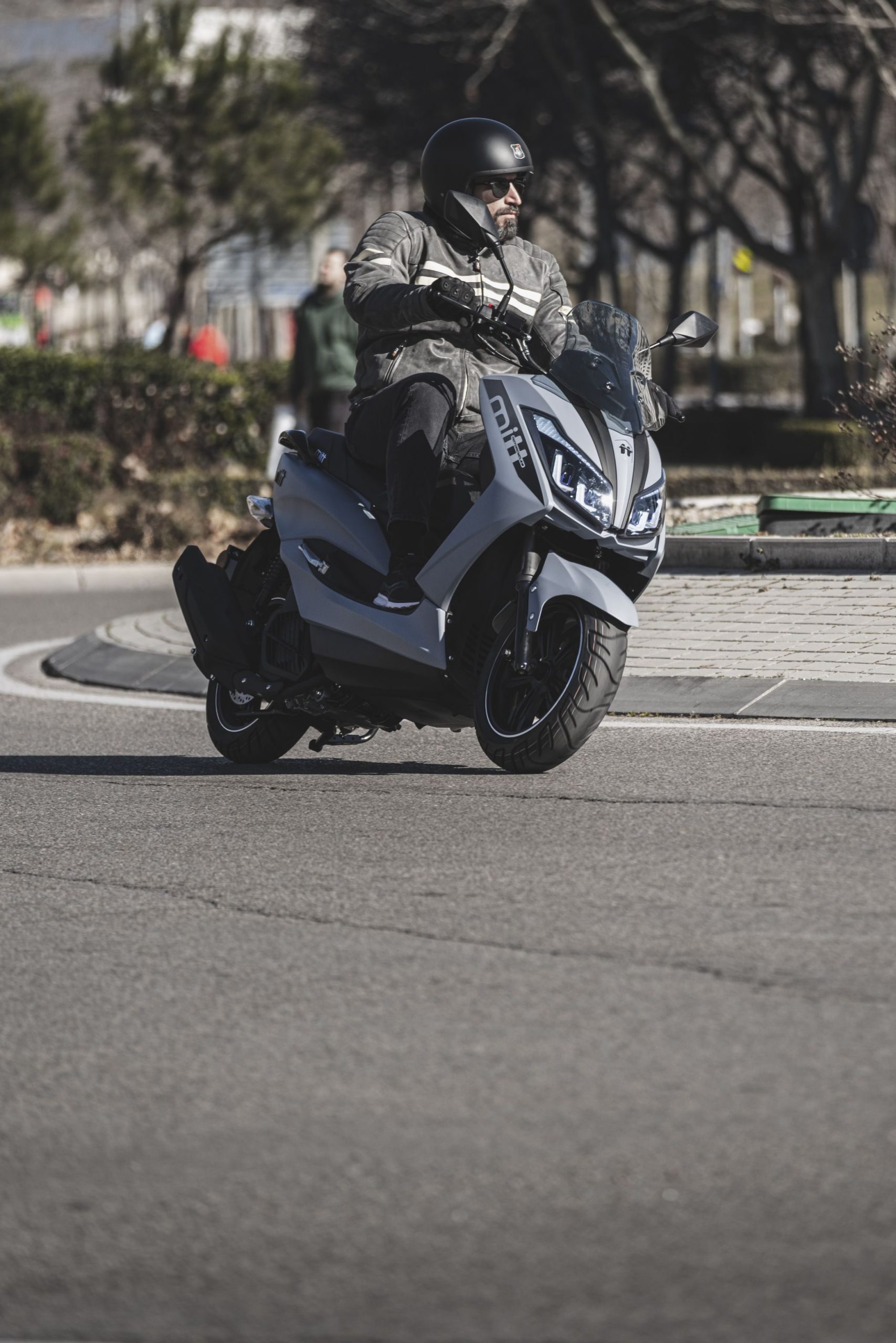 Motorización eficiente con diseño urbano versátil, ideal para trayectos cortos.