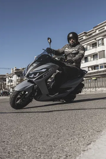 Scooter atractivo con diseño moderno y enfoque urbano, ideal para la ciudad.