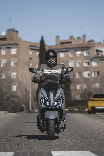Moto urbana con diseño moderno, ideal para desplazamientos en ciudad.