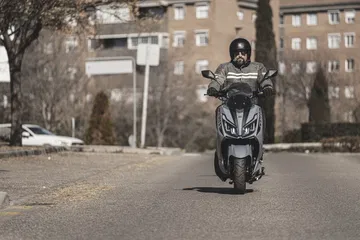 Scooter urbano con refrigeración líquida, ideal para ciudad y a buen precio.