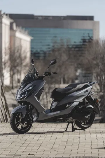 Es como una Honda PCX pero por 1.100 € menos es la opción con refrigeración líquida más interesante para ciudad.