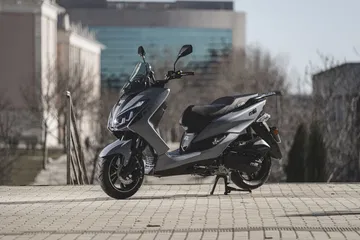 Scooter urbano con diseño moderno y refrigeración líquida, ideal para la ciudad.