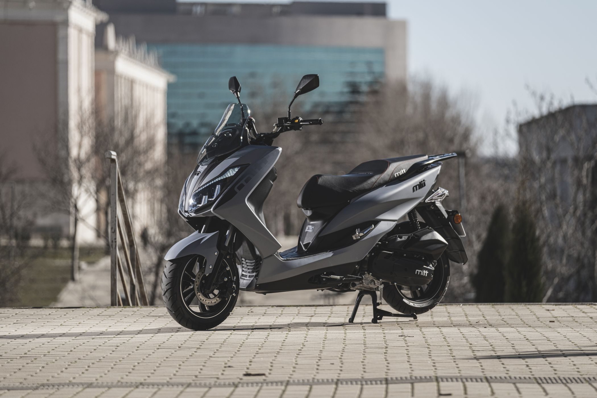 Scooter urbano con diseño moderno y refrigeración líquida, ideal para la ciudad.