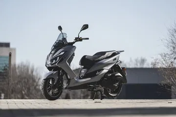 Es como una Honda PCX pero por 1.100 € menos, opción con refrigeración líquida interesante para ciudad.