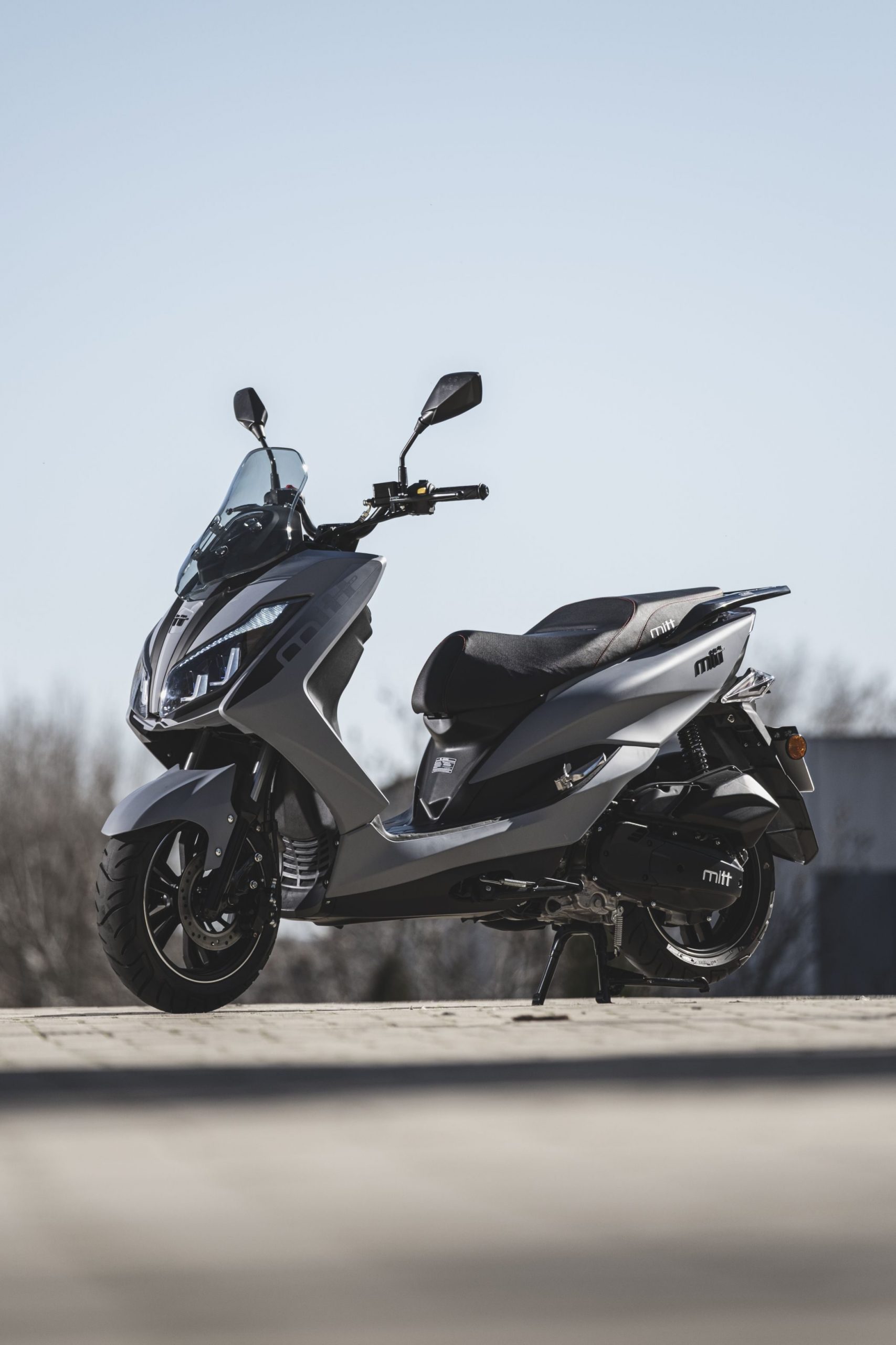 Scooter eficiente con diseño moderno y refrigeración líquida, ideal para la ciudad.