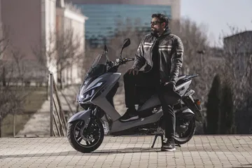 Una opción urbana accesible con refrigeración líquida. Ideal para la ciudad.