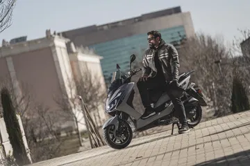 Es una opción de scooter con refrigeración líquida, ideal para la ciudad.