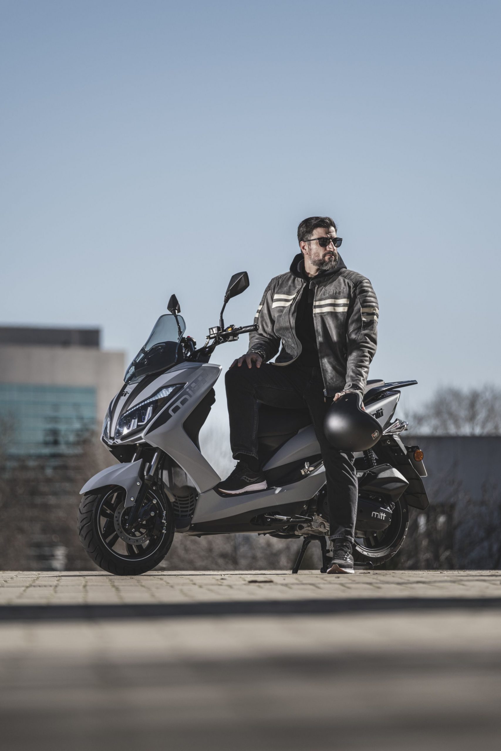 Es como una Honda PCX pero más económica y con refrigeración líquida, ideal para la ciudad.