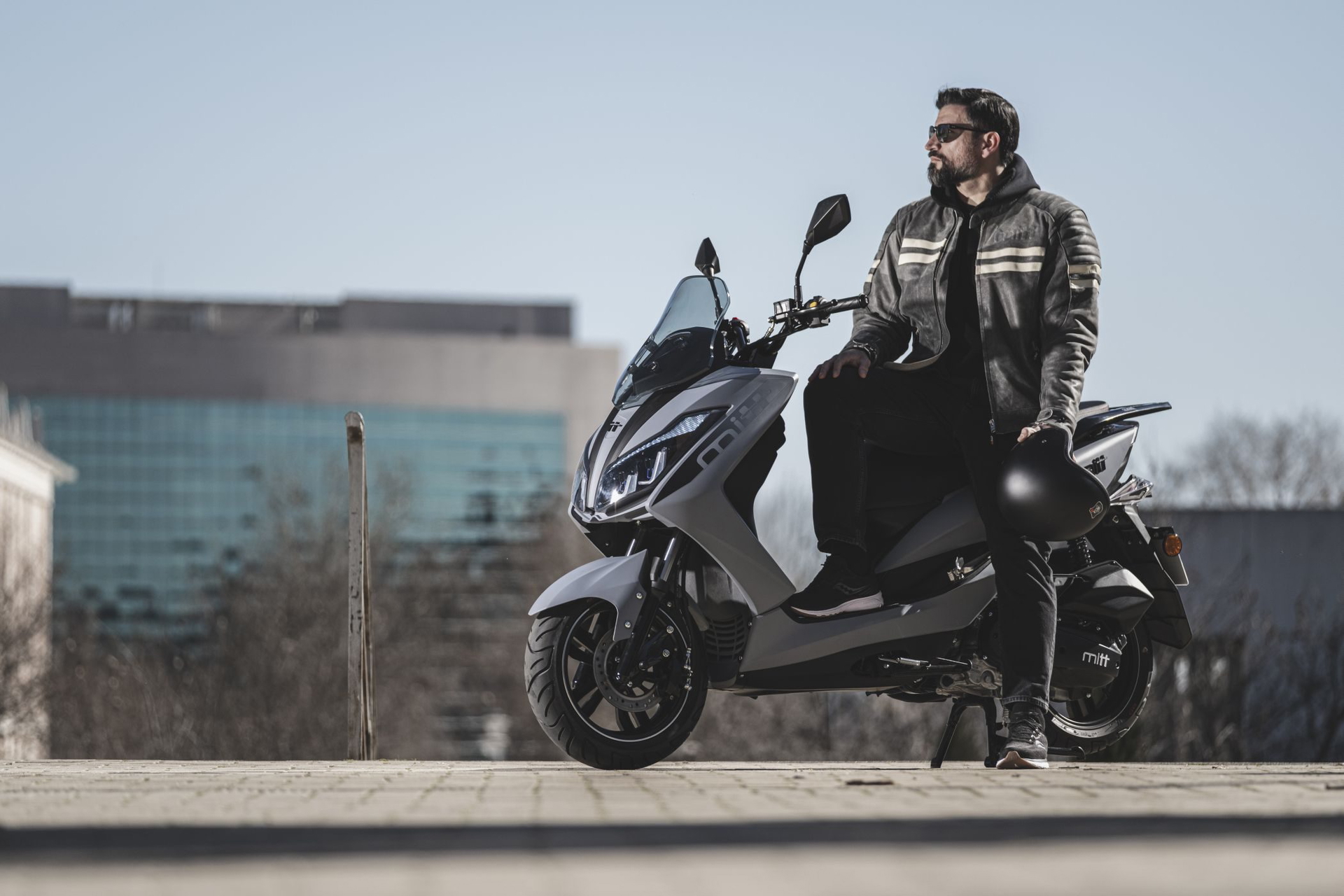 Elegante scooter con estilo urbano, ideal para desplazamientos gracias a su refrigeración líquida.