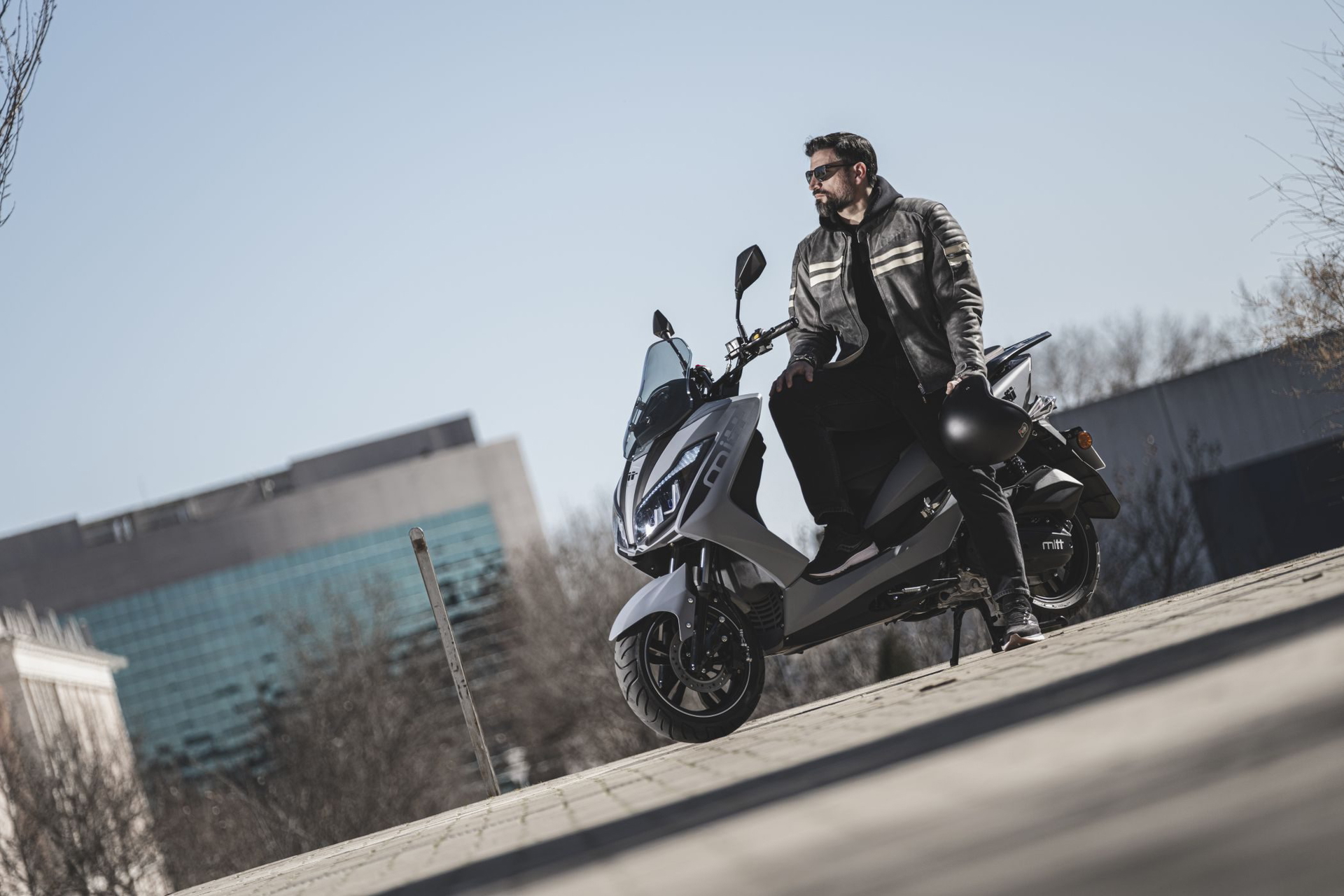 Scooter con refrigeración líquida, ideal para la ciudad, asequible y funcional.