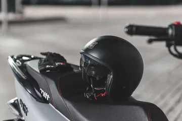 El diseño del asiento y accesorios de la moto Mitt destacan su enfoque urbano.