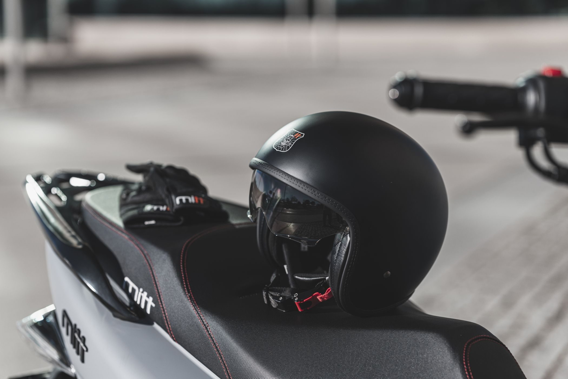 El diseño del asiento y accesorios de la moto Mitt destacan su enfoque urbano.